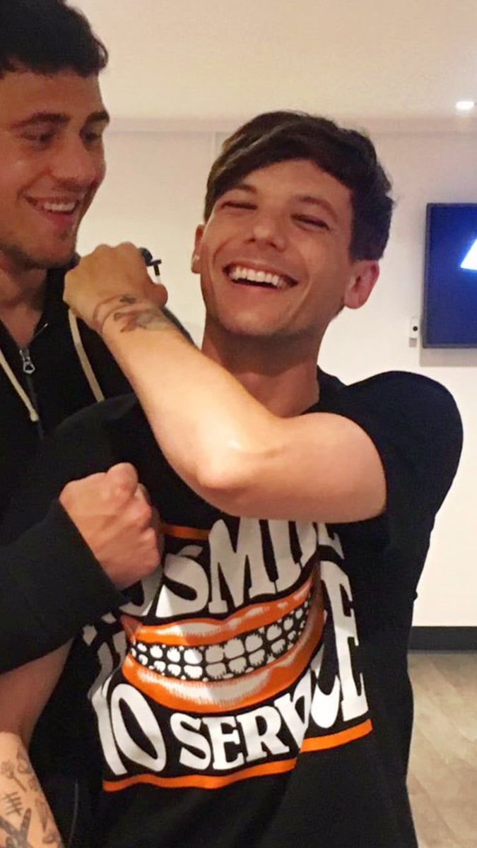 1,000 pictures of louis because we all fucking miss him;