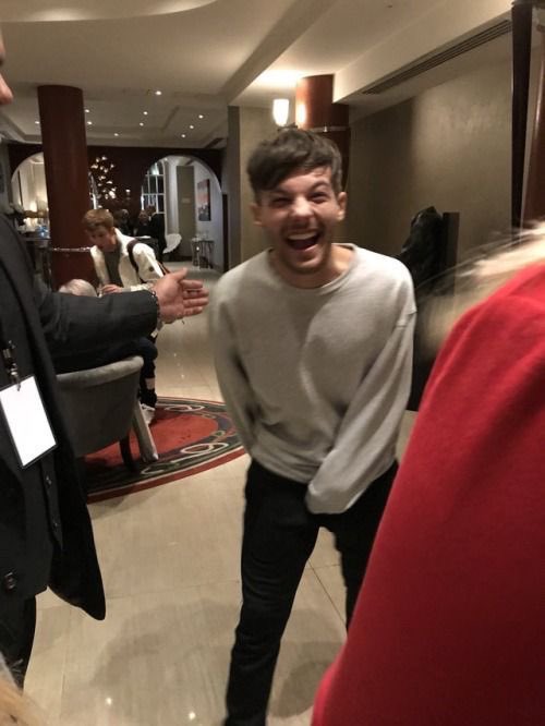 1,000 pictures of louis because we all fucking miss him;