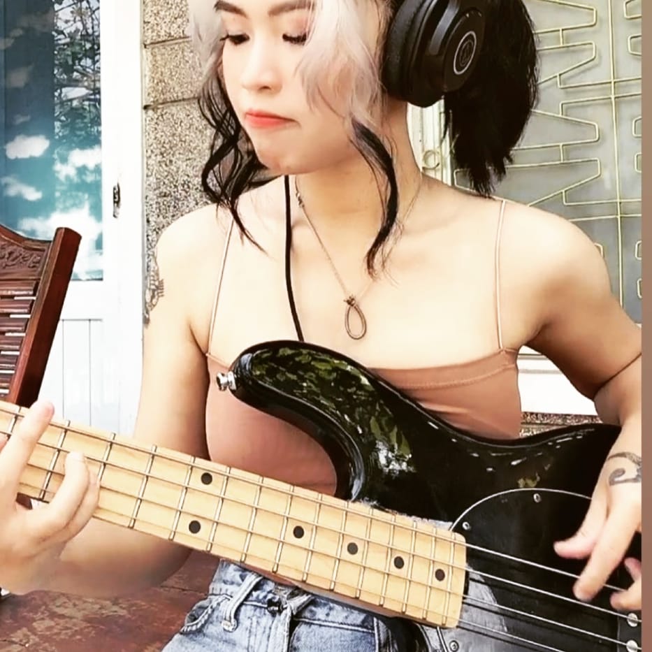 LaCasadelBajist's tweet photo. Excelente noche de Lunes para todos.. Colegas!!! #bajistascom #bajistasmexicanos #bajistasargentinos #bajistaschilenos  #bajistas #baxio #bajoelectrico #musicman #bassgirl https://t.co/tD3oqqKrAN