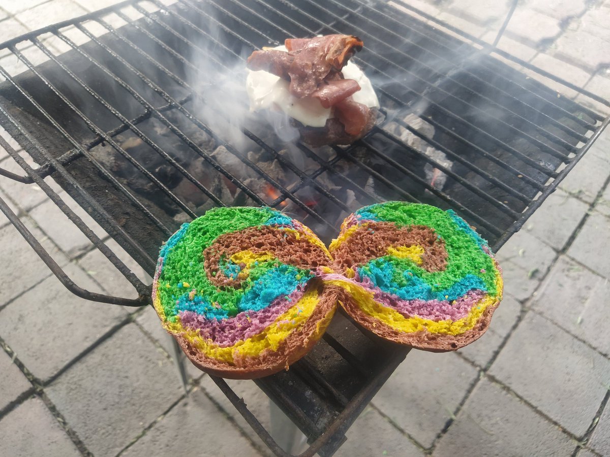 LEX_SC's tweet photo. @LagartijaSr caiganle a las hamburguesas de su color https://t.co/E4EY4nN3xf