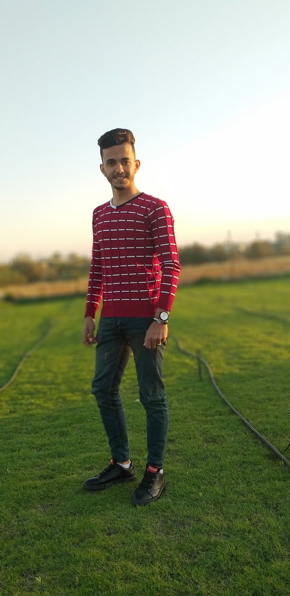 AmroMahmuad's tweet photo. جـارتـي الـعـجـوز تـقـول مـّا هـَي أمـنـيـتـك قـلـت لَـهـا اريـد 

ان أحـّب شـخـص يـجـعـلـنـي أحـّب  الـحـيـاة قـلـت لـهـا : 

ومـّآ هـَي أمـنـيـتـك قـّالـَت : أتـمـنـى ان يـرجـع شـبـابـي لـكَـي أعـشـقـك ~//😄 https://t.co/qV3ZBJPPjb