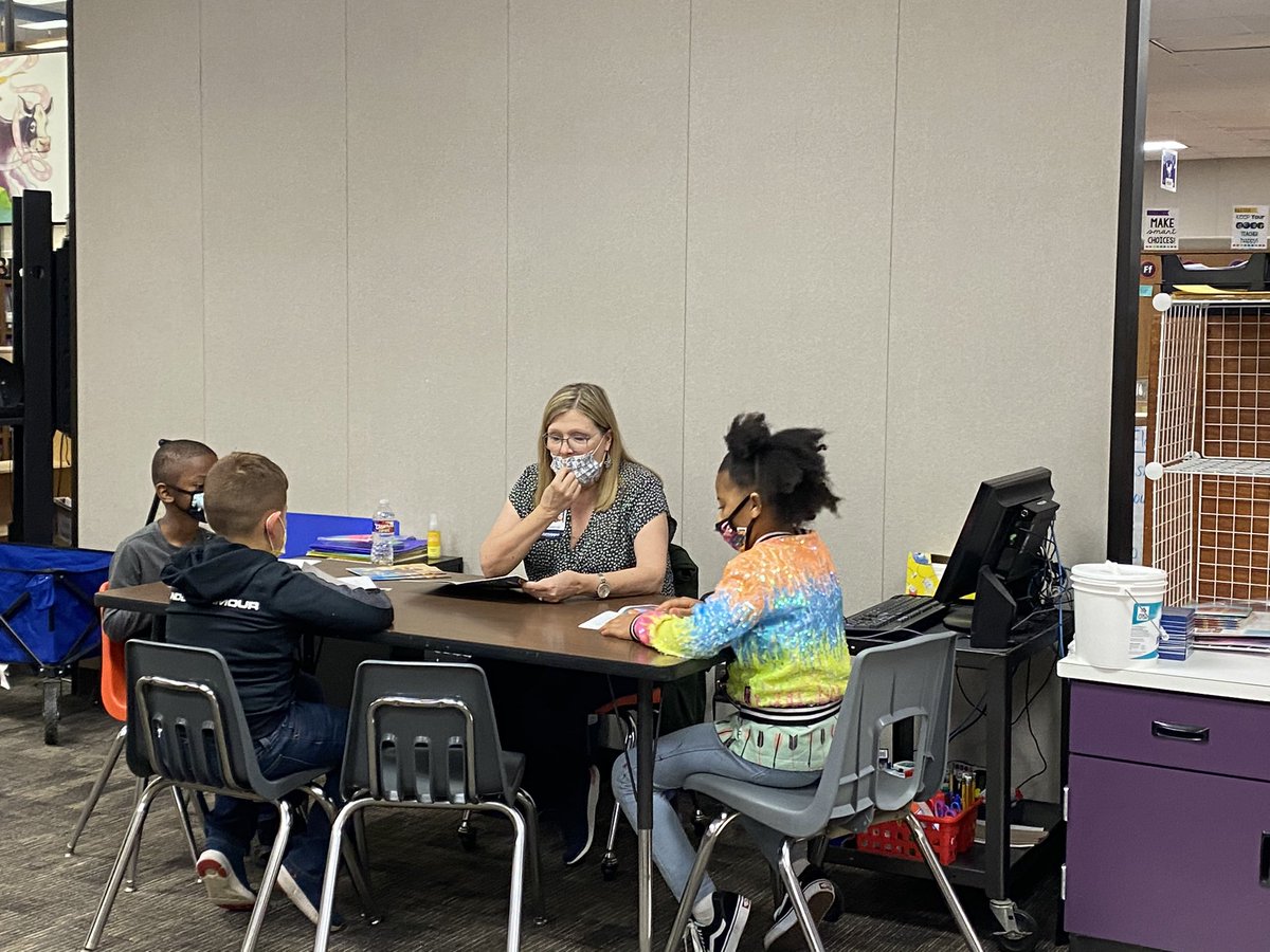 JenniferBaek3's tweet image. Starting off our Monday back from spring break with small group instruction and rotations! 
#ItsWhatMustangsDo