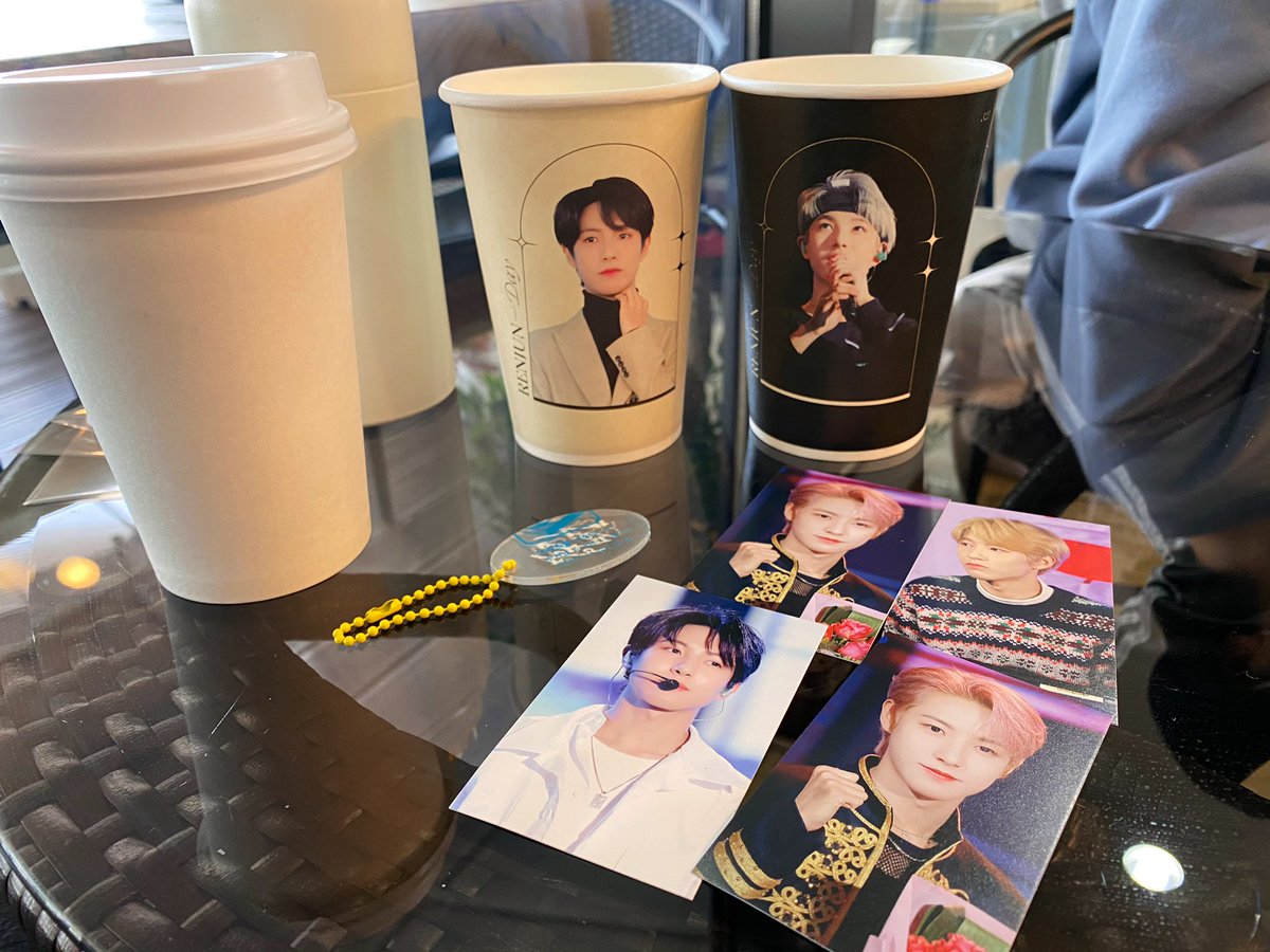 S2NCT_LOVES2's tweet photo. 런쥔이 생일에 맞춰 카페에 왔다! 생카 시작하자마 달려오고싶었지만 참았습니다ㅠ 생일날 런쥔이를 축하해주고싶어서😊 목폴라 런쥔이 제가 정말 좋아하는데요ㅠ 크게보나 작게보나 진짜 광명입니다ㅠㅠ 이벤트 정말 감사합니다💚 #2021년에도_런쥔이편 #HAP22RJDAY #포슬린 #전주컵홀더 @RENDRY323 https://t.co/PKBBhzTqVh