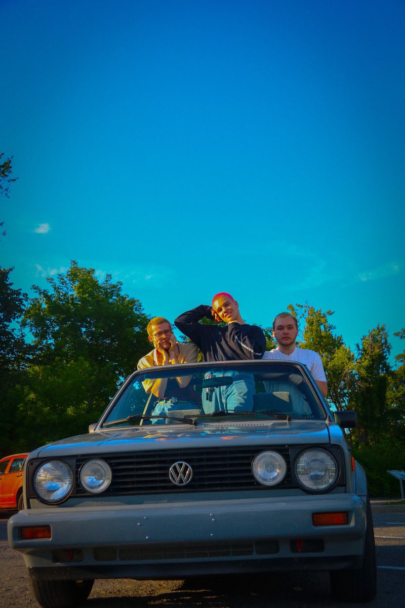 miami_muse's tweet photo. 🌈 Happy #MusicMonday featuring @dadsportsband’s yummy new EP 🌈
A quirky three piece bedroom pop band, their sound is notably lo-fi & soft, yet equally high energy & emotionally potent. Color me obsessed 💋
#imjustaboyleavemealone @GrandJuryMusic #dadsports #orchardambassador https://t.co/uZFVMBMoCW