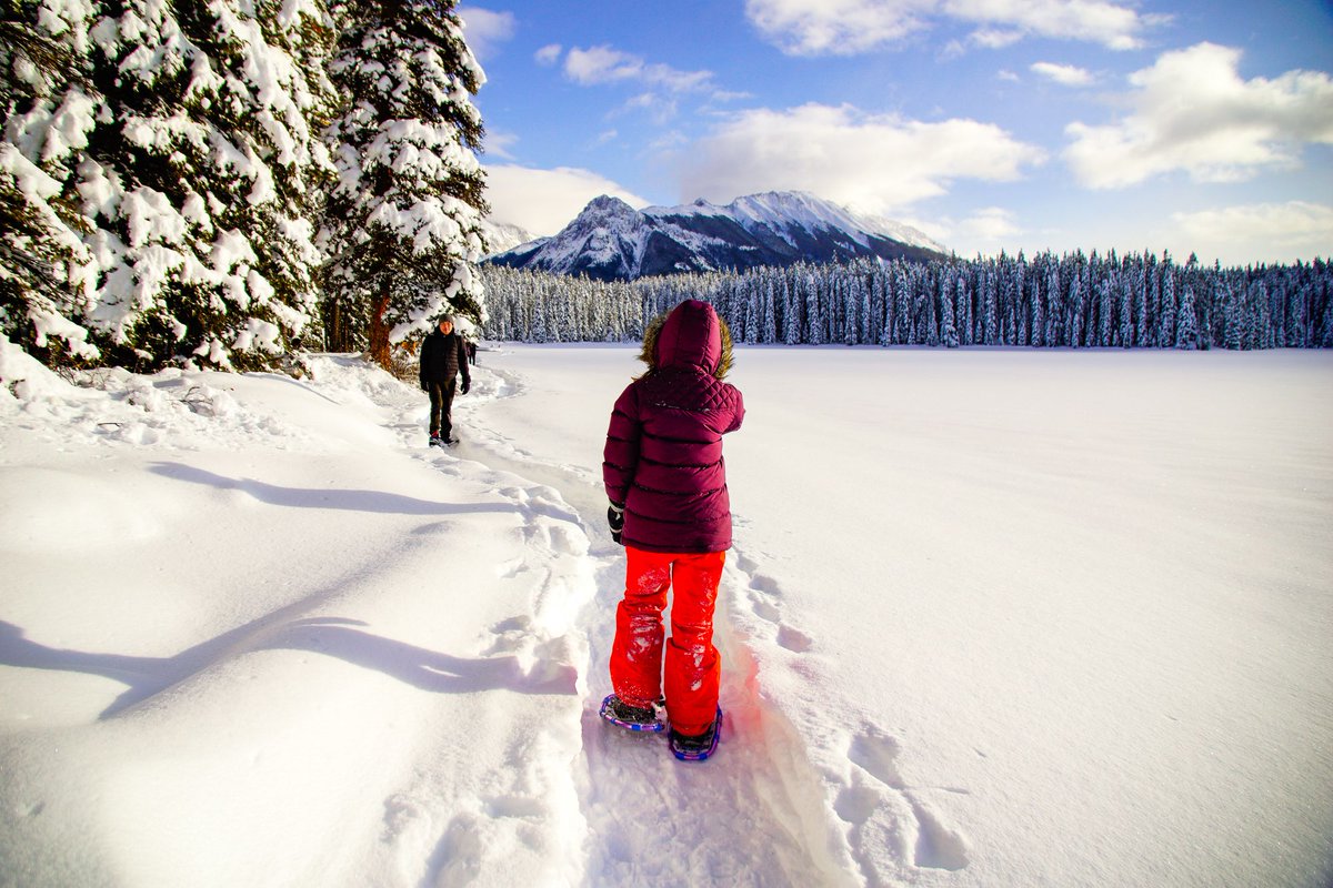 playoutsidegal's tweet image. New to snowshoeing? Our gear list has everything you need for an awesome day on the trails. buff.ly/3eHpm3R #snowshoeing #packlist #experiencewinter