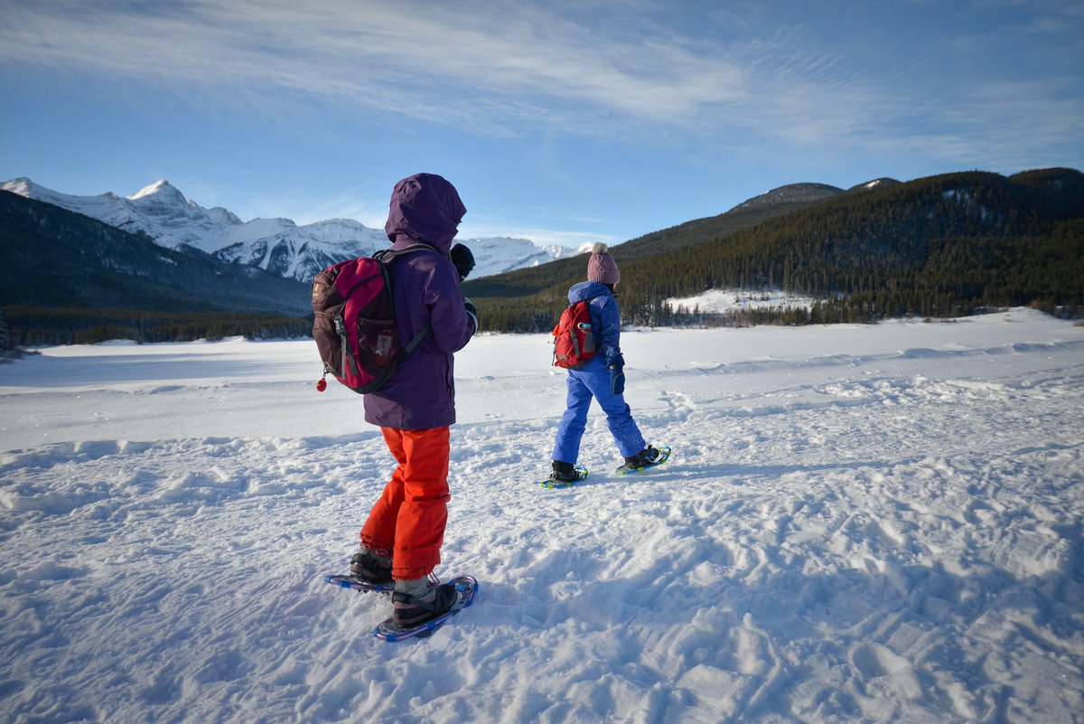 playoutsidegal's tweet image. New to snowshoeing? Our gear list has everything you need for an awesome day on the trails. buff.ly/3eHpm3R #snowshoeing #packlist #experiencewinter