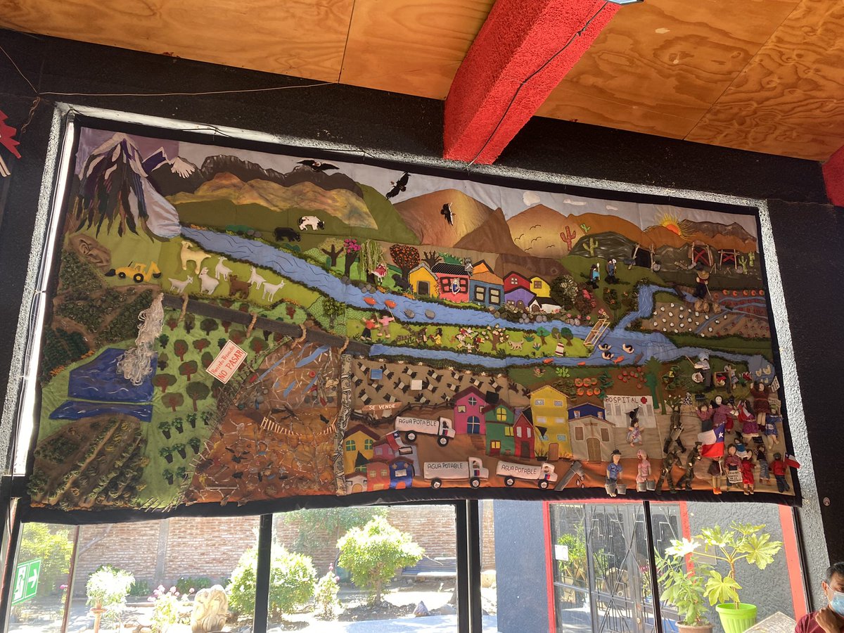 Orgullosas de las arpilleras de nuestra Provincia de Petorca, que dejan plasmada la vida antes y después del Saqueo del agua en nuestro territorio, 18 mujeres que trabajaron por 6 meses días enteros para dar vida a esta bella obra titulada “El Clamor del Agua”