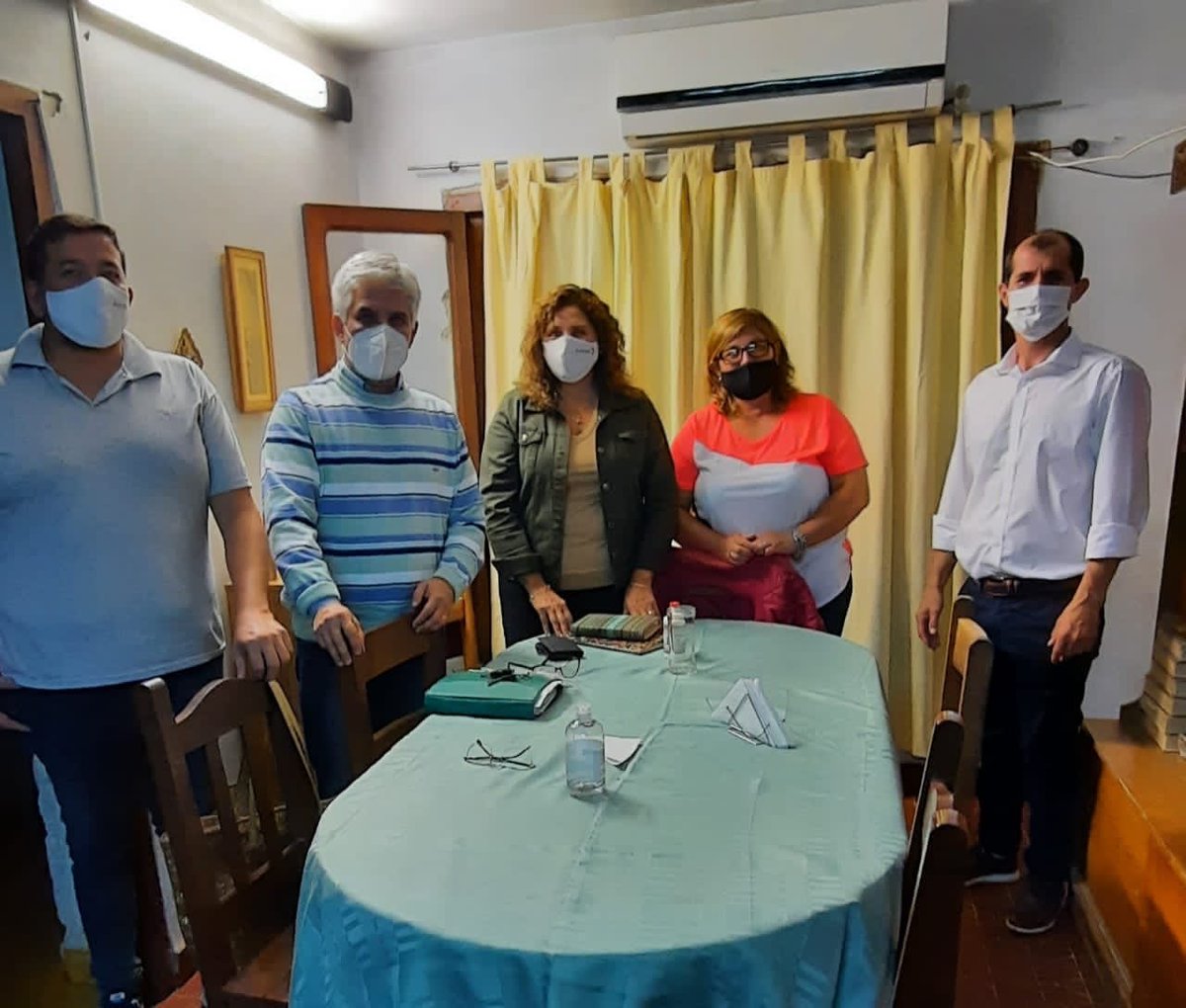 En QUINES, en esta noche de lunes, en una reunión de trabajo con un grupo de Dirigentes de AVANZAR. Organizando las futuras actividades partidarias en el Departamento Ayacucho.