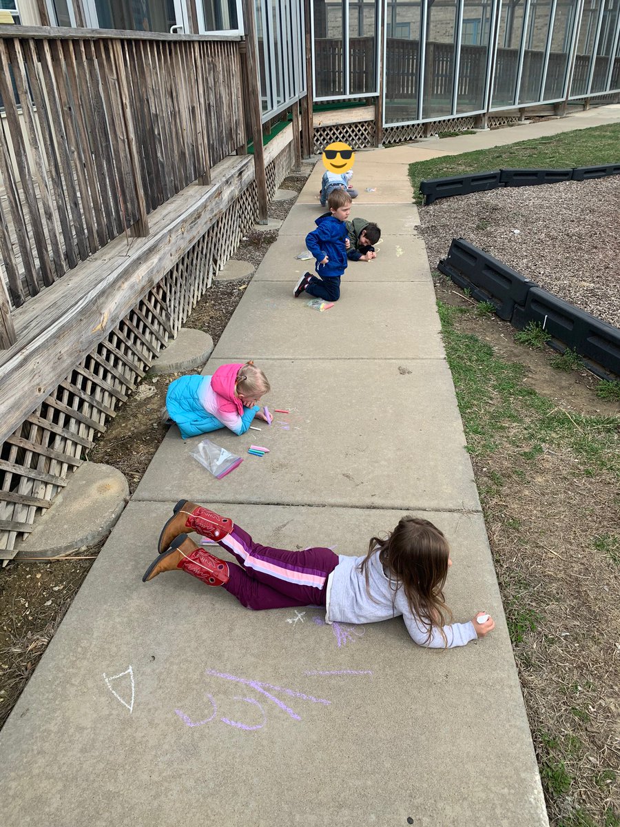 MrsJohnsonPreK's tweet photo. Today was a great day for outdoor time and chalk writing and drawing! #WeAre409 #NotYourAverageAviator https://t.co/7tzMCW474d