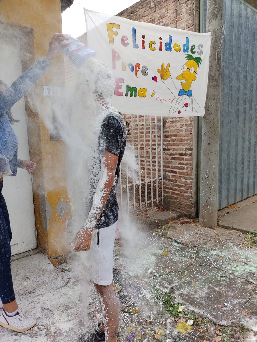 EmaBecker's tweet photo. ME RECIBÍ Y SOY PROFESOR, NECESITO MAYÚSCULAS MÁS GRANDES https://t.co/t6bxZYBTAE