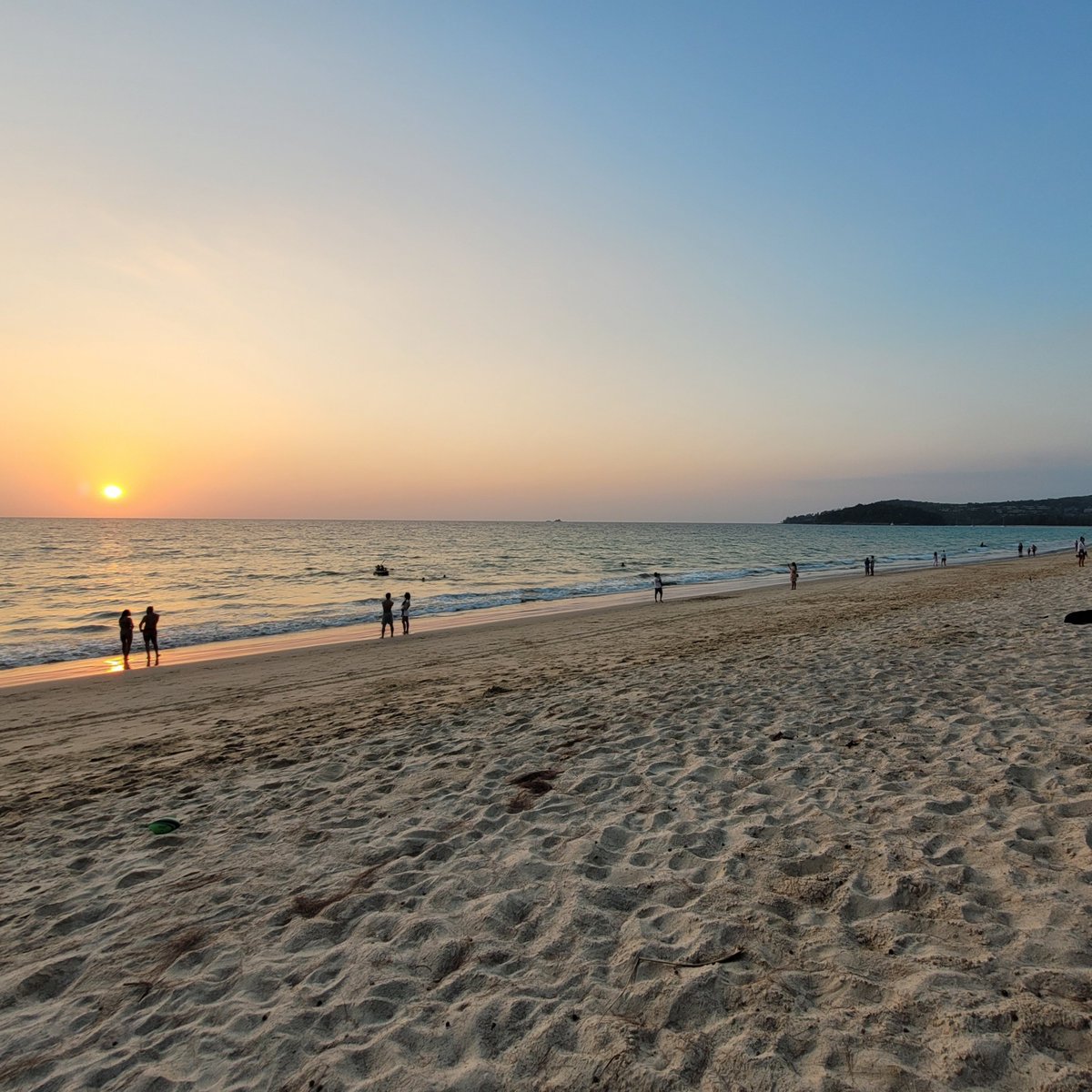 four9_one's tweet photo. ขอแนะนำ #หาดลายัน ช่วงเย็นๆบรรยากาศดีมาก มานั่งดูพระอาทิตย์ตกทุกวันก็ไม่เบื่อ ถ้าขับรถมาจากลากูน่าจะมี pop up beach bar 3-4แห่งมานั่งกันได้ส่วนใหญ่เป็นต่างชาติหรือไปจนสุดทางจะเป็นอุทยาน ช่วงนี้เข้าฟรีครับ #phuket #layanbeach #reviewthailand #reviewPhuket #ภูเก็ต @Review_Thailand https://t.co/TncohfxdAV
