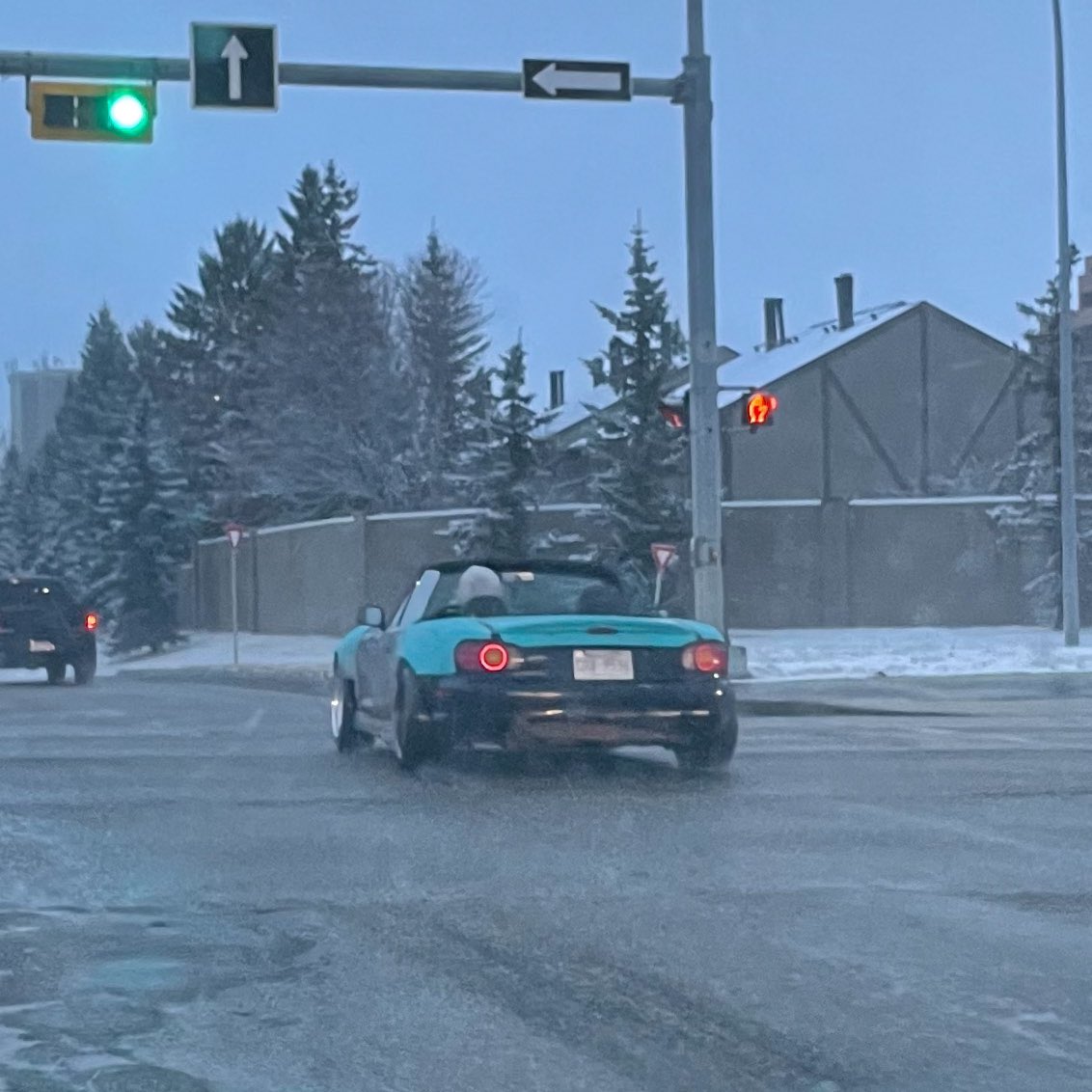 ElmerJrG's tweet photo. When you thought winter is over then get stuck in the middle of this “fake spring” snowfall.. 😂

#snow #calgary #fakespring https://t.co/tfzSdFezRe
