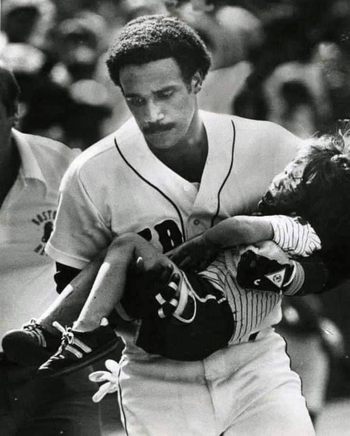 SmithBrickner's tweet photo. This is one of my favorite baseball pictures. The story behind it is even more incredible and inspiring. https://t.co/lX706sRMAD