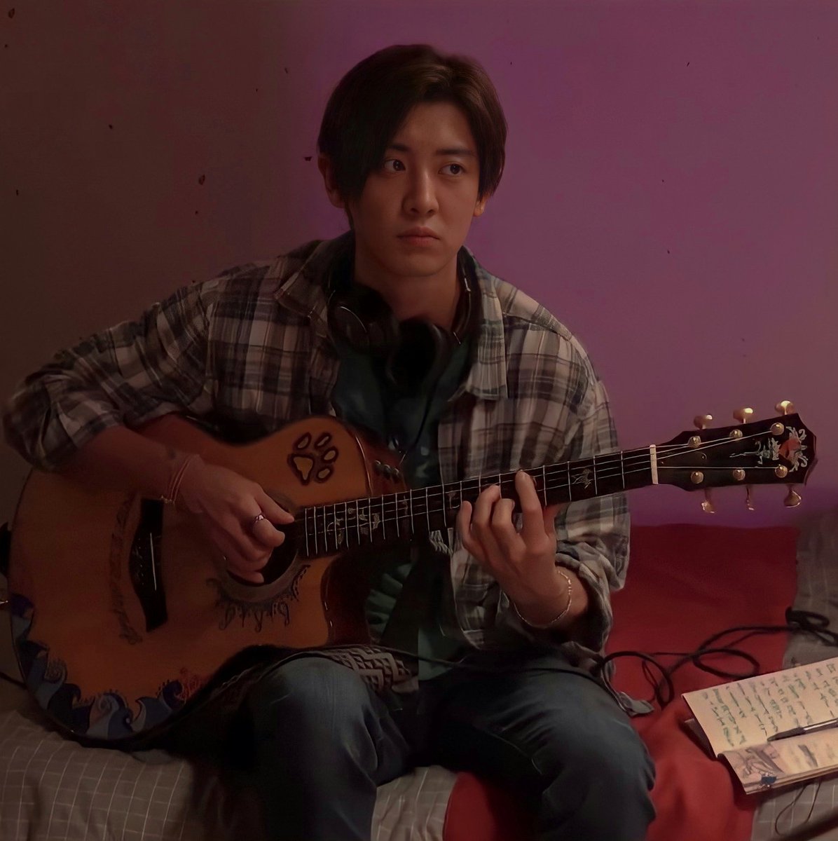 92LOOKS's tweet photo. 🎸
#찬열 https://t.co/bYzhZZUxw7