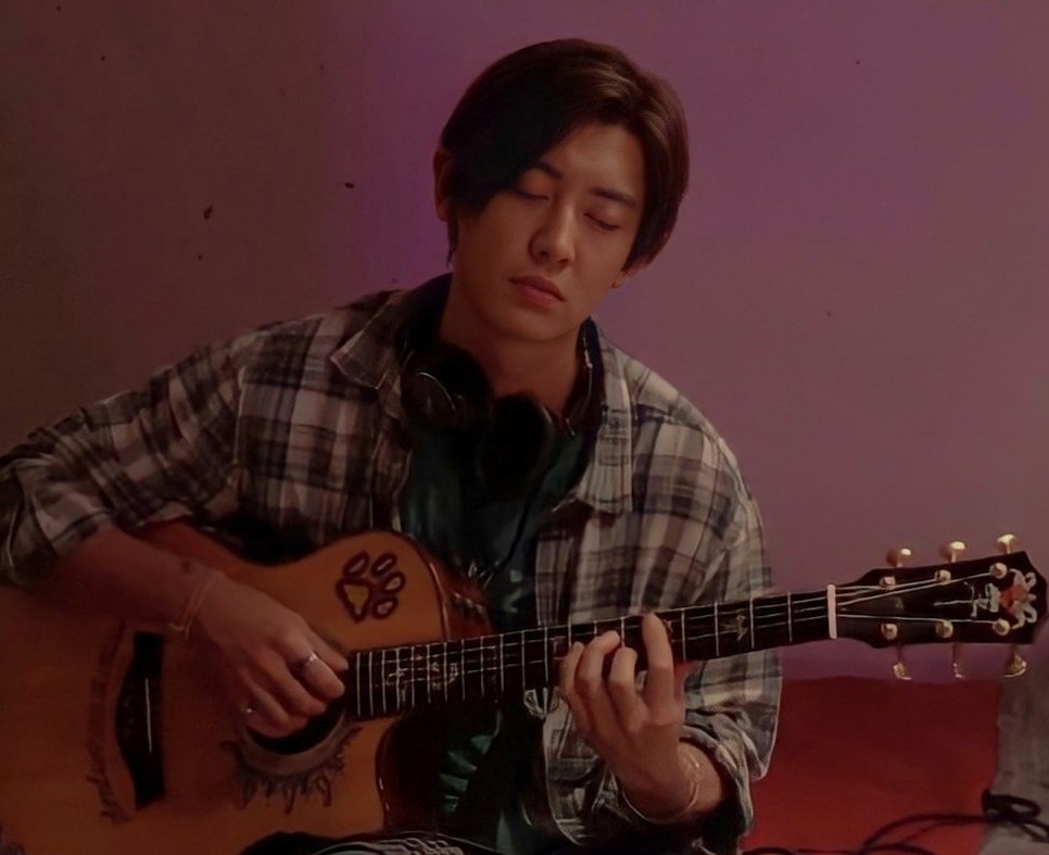 92LOOKS's tweet photo. 🎸
#찬열 https://t.co/bYzhZZUxw7