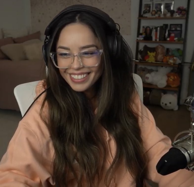 raesloved's tweet photo. she’s soo BEAUTIFUL.✨ https://t.co/bLiCIXRpx3