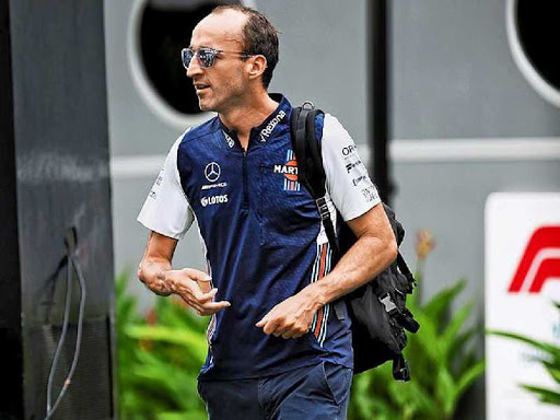 Formula1Verse's tweet photo. ROBERT KUBICA VENCE O GRANDE PREMIO DA FRANÇA!!! EM UM DRAMA SUPREMO NA ULTIMA VOLTA, @RKubicaF1Verse (@RBRacingWF1) ultrapassa @DixonF1V (@RenaultF1v) em um lance polemico que furou os pneus de Dixon e ele abandona, @fake_montoya é P2 e @RosbergWF1 é o P3!!!! https://t.co/j5aOHe5JW0