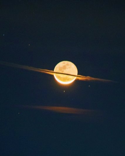 la luna vestida de Saturno.