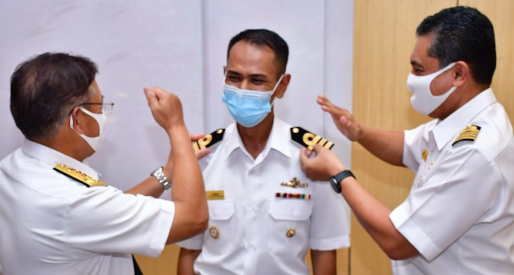 kdsi_1's tweet image. Majlis Pemakaian Pangkat Pegawai UBN dan PDK KPMM disempurnakan oleh YBhg PPL. Syabas dan tahniah diucapkan.
@tldm_rasmi
@MPPL_TLDM
@imtkhalid
@AzharAdam20
@m_norizal