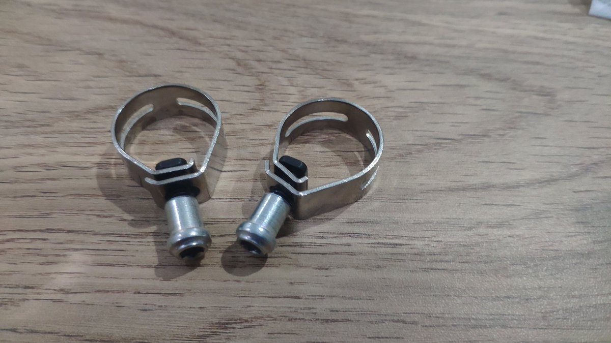 BayuPM's tweet photo. I saw this clamp inside the box. But it's not compatible with the current dropbar. https://t.co/KvcN1VbCTv