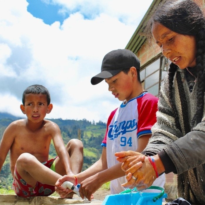 nubiaehijos's tweet photo. ¿Sabían que en Colombia en el campo más del 50% de las familias no tenemos agua potable ni alcantarillado? 
Acá se llena un tanque con agua, a veces las mangueras se mueven y quedamos hasta una semana sin agua. queremos invitarlos a cuidarla y valorarla ya que es un privilegio. https://t.co/c3CTNyOIZ5