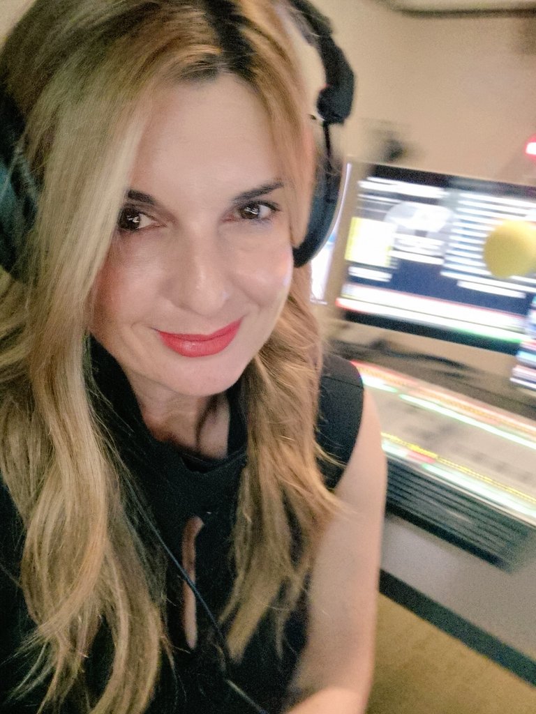 GemmaTognini's tweet photo. We LIVE.
Join us in the #PCFreeZone on @6PR with my buddy @LiamBartlett9
#GoodChats #champagnewireless https://t.co/UIRe9bSBZ1