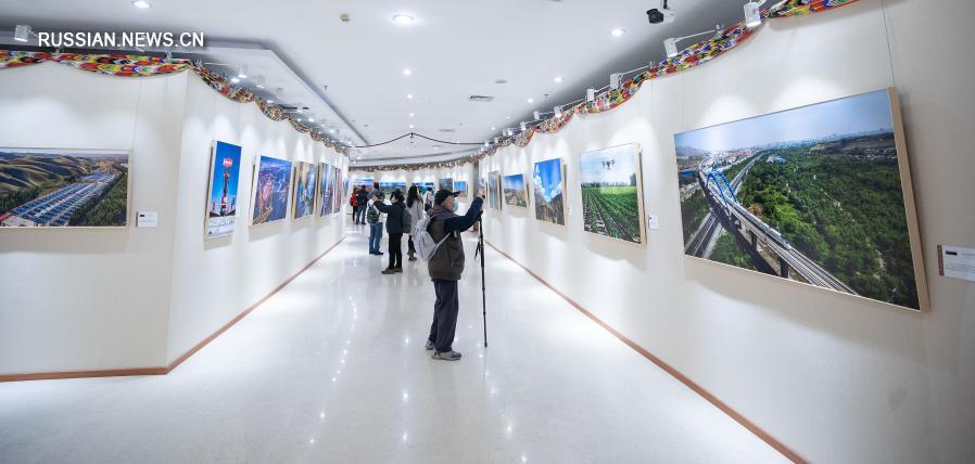 xinjiangru1's tweet photo. В понедельник в Пекине открылась фотовыставка, посвященна�� жизни людей всех национальностей в Синьцзян-Уйгурском автономном районе на северо-западе Китая. #Синьцзян #Xinjiang https://t.co/Lztl2opWOe