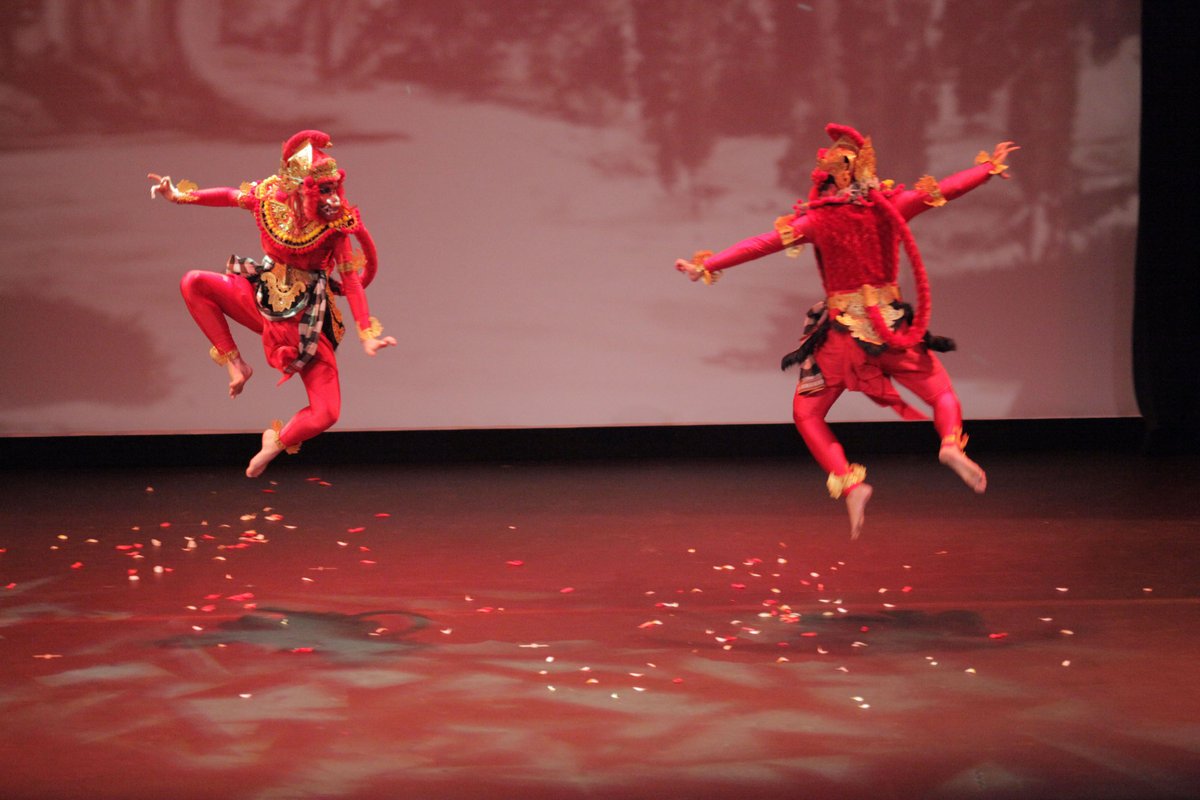 AFSEA3's tweet image. "Subali-Sugriwa: Battle of the Monkey Kings - The Documentary" on Balinese wayang listrik is screening at the AAS Annual Conference's Film Expo (live Q&amp;amp;A on Mar 24) free with login bit.ly/AAScreatelogin  #bali #wayang #wayang #intercultural

(Photo credit: Chesley Cannon)