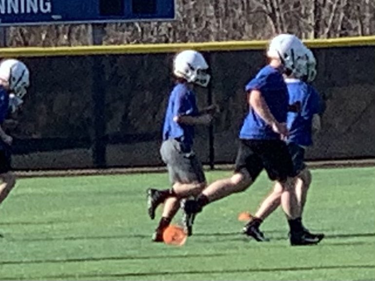 CandacePhilli20's tweet photo. 2:30-3:30 baseball ⚾️
3:45-7:00 football🏈
🚗1 hr drive to
8:00-9:00 hitting ⚾️
🚗 10:10 arrives home 🏠 
It’s good to be young❤️@gavin310 https://t.co/A9b6rPFrwk
