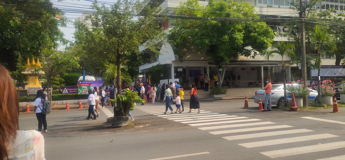 prkuled's tweet photo. @js100radio โปรดหลีกเลี่ยงการจราจร วันนี้มีคัดเลือกเข้า ป.1 #สาธิตเกษตร #เกษตรบางเขน เบี่ยงการจราจรรอบโรงเรียนสาธิต https://t.co/1QCf9thLYv