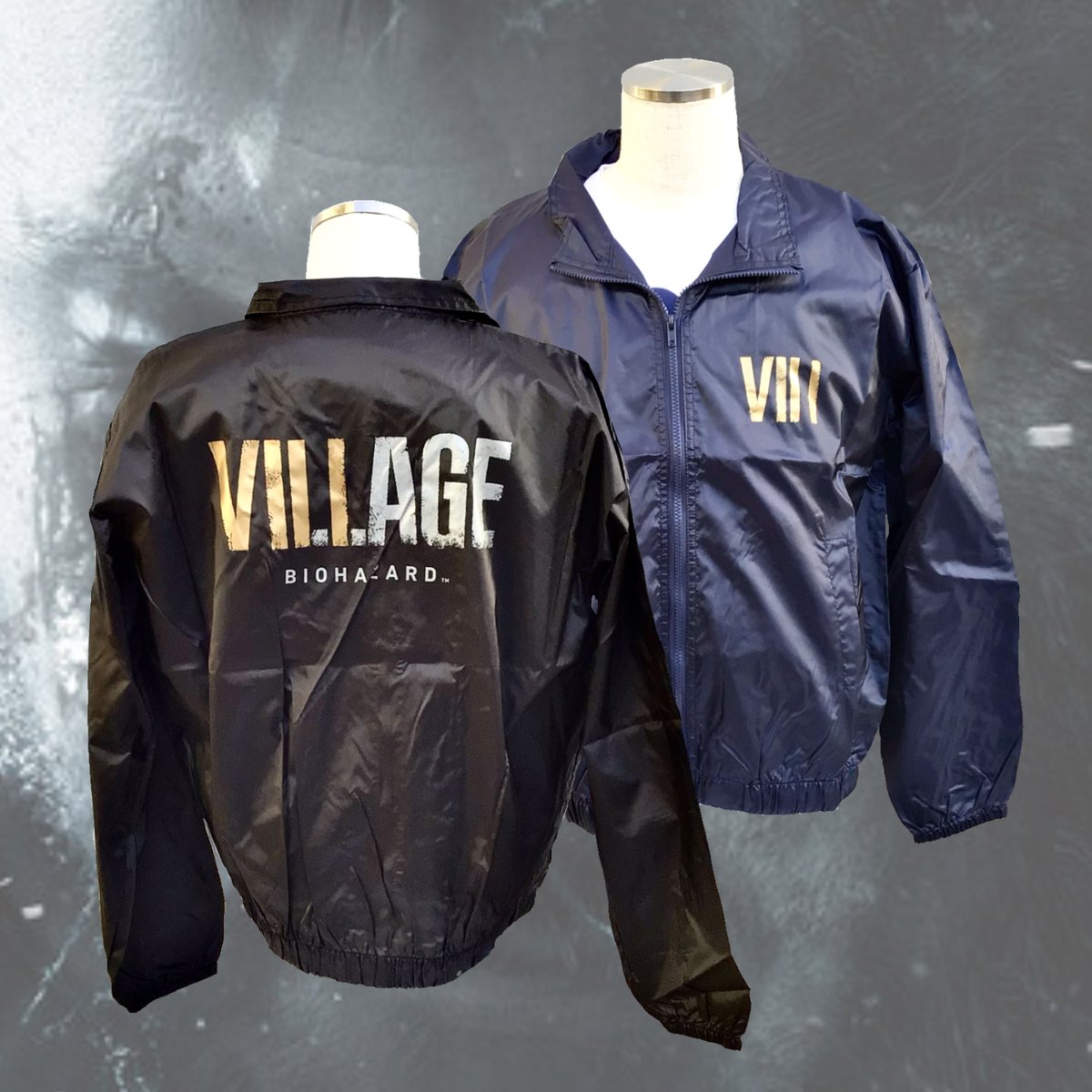 Capcom Store カプコンストア バイオハザードグッズをご紹介 バイオハザード ヴィレッジ ライトブルゾン 販売価格 8 800円 税込 Villageの文字の中に を含む印象的なタイトルロゴを 着やすいシンプルなレイアウトでまとめました ブラックと