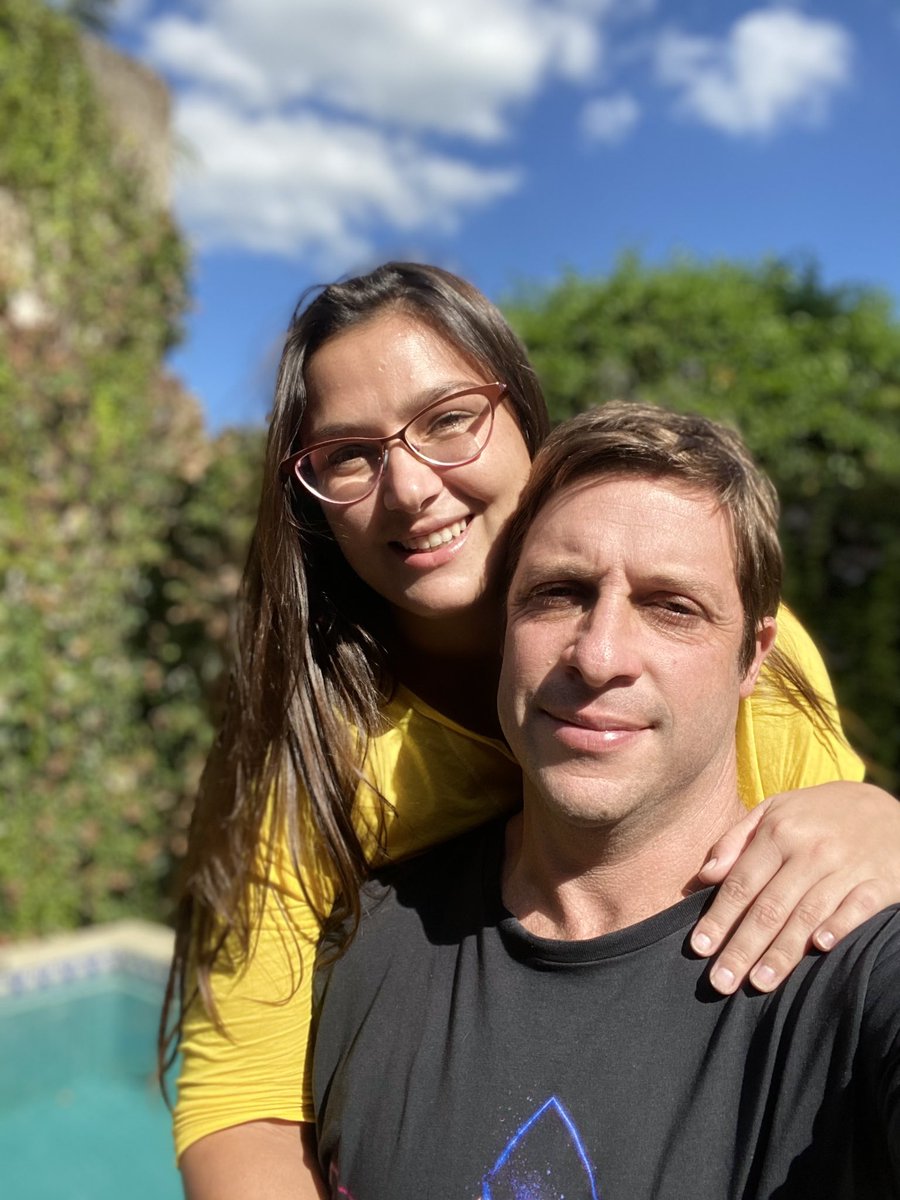 Florencii's tweet photo. Mis últimas fotos con 🤓. Un gusto haberles visto la cara a todes y mañana a esta hora espero seguir leyendo Twitter con los 👓 guardados de recuerdo para siempre. #ysitengomiedo #mieditooque https://t.co/mAeCHK6cib