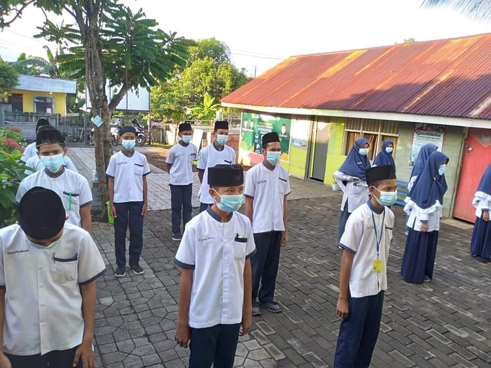 SSCTernate's tweet photo. Bismillah, Ujian Madrasah Angkatan ke 2 dan Pendana Ujian Madrasah Berbasis Android. Acara pembukaan Ujian Oleh Ketua Yayasan Sahabat Maluku Utara Bapak Dr. Saiful Ahmad, https://t.co/zV4yzXcSxg dan dihadiri oleh Dewan Guru. Semoga Allah mempermudah hingga selesai, amiin. #Mts https://t.co/Vn1aQG9OSJ