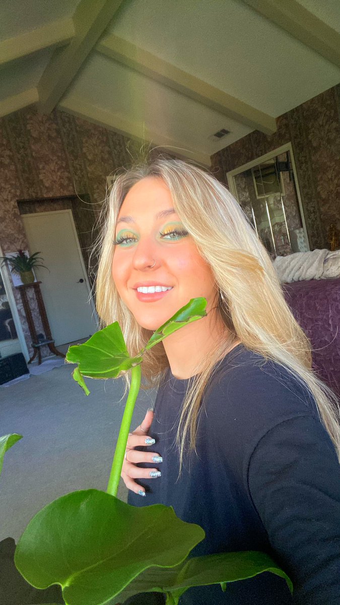 ronniemeyerr's tweet image. Hi twitter I’m a plant mom 🪴