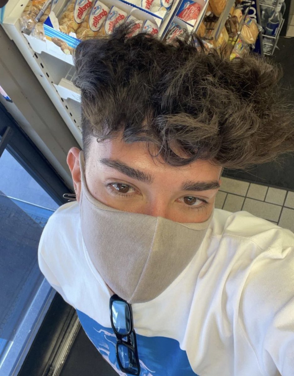 Sisters_aep's tweet photo. James selfies over anything else tbh he always has the perfect lighting and angles @jamescharles tell us your secrets 😭🙌 https://t.co/npqHy8mcex