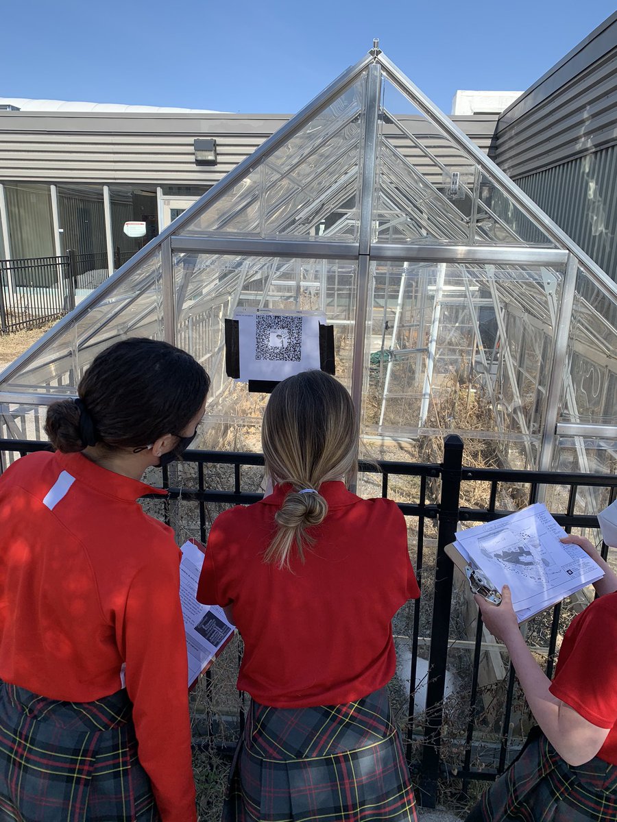LeoDignardEAO's tweet photo. Aujourd’hui la 7B @ESP_LOUISRIEL a fait une chasse aux codes QR pour découvrir les figures de style qu’ils utiliseront pour inventer une chanson historique🎶. Le printemps est arrivé et ça fait du bien☀️🌻! #collabcepeo https://t.co/6zNh3XB43S