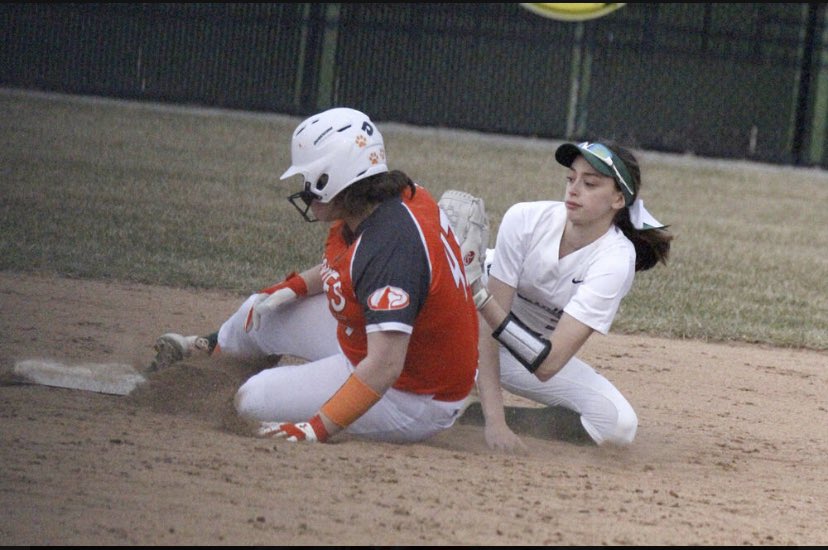 Will_Willems's tweet photo. STORY: @ZCHSSoftball played long ball, belting 4 homers in a 14-5 win over Hamilton Heights. https://t.co/HxHjBGUTJQ https://t.co/j8V2FsIt8v