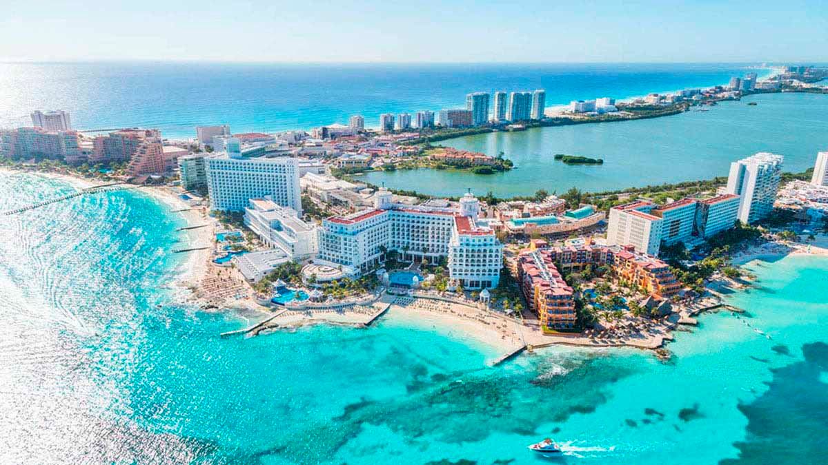 ReporteLobby's tweet photo. Caribe mexicano garantiza protocolos de bioseguridad tras caso de argentinos https://t.co/EMCSHTbbKw #Turismo #Noticias @SedeturQROO @CPTQROO @MarisolVanegasP https://t.co/M6bJtV5CrZ