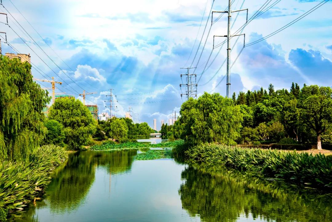 Kunshan_China's tweet photo. Hi #Kunshan, here comes the spring! The clean rivers rippled along with the breeze and shine under the sunshine, sending warm greetings of spring. #KunshanInSpring https://t.co/wx6gTNymwK