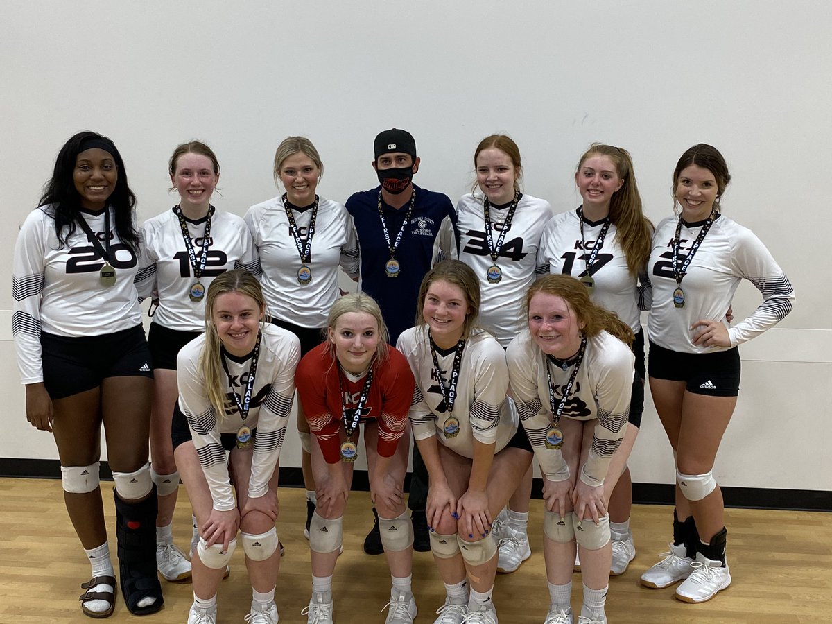 And we took first in gold this weekend. Having our team back together and adding Lily has been so great. Having Laken back this year makes us a different team. I love playing with all of my girls love you all ❤️🤘