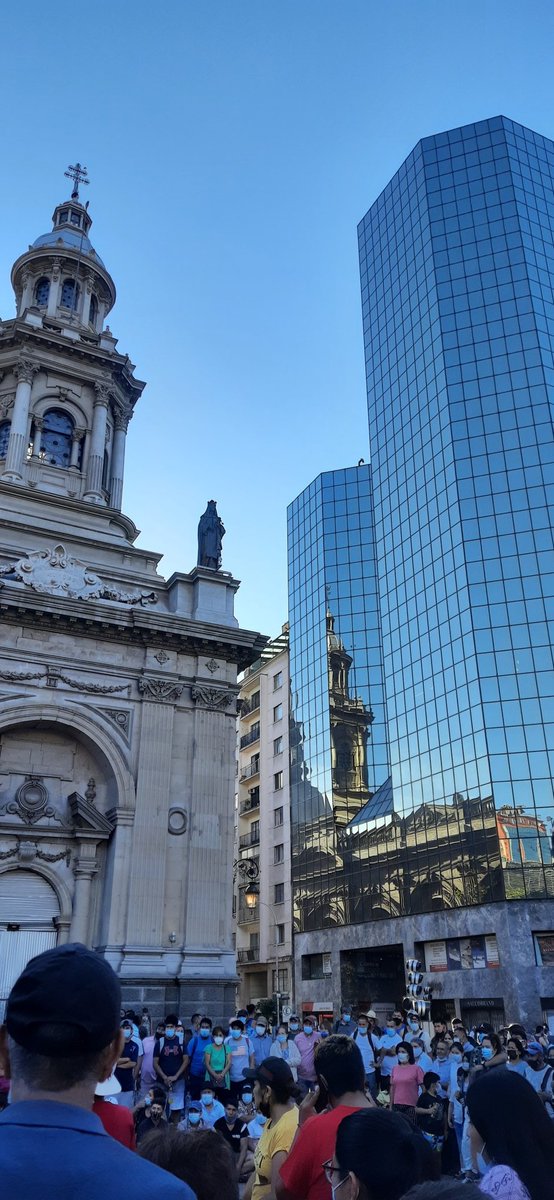 joolgeee's tweet photo. Contraste entre lo viejo y lo nuevo #SantiagoCentro #SantiagodeChile https://t.co/raen8IGgf3