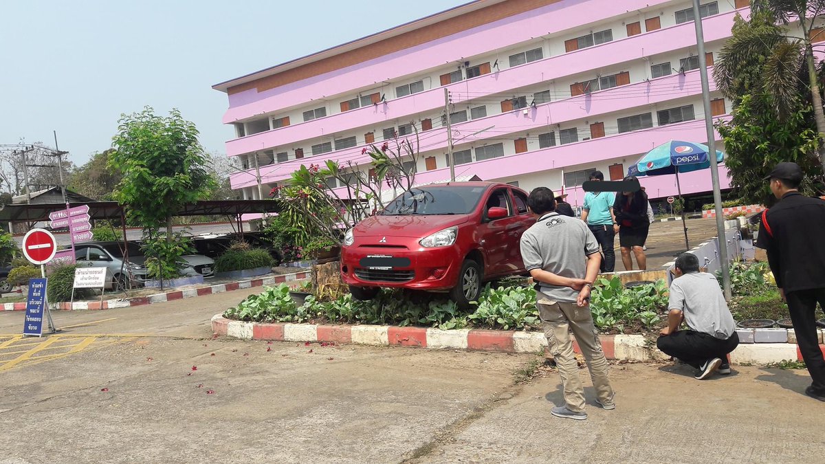 มาสอบใบขับขี่ จอดเทียบฟุตบาธคือไรคะ ชั้นจะจอดบนฟุตบาธเต้าอั้น