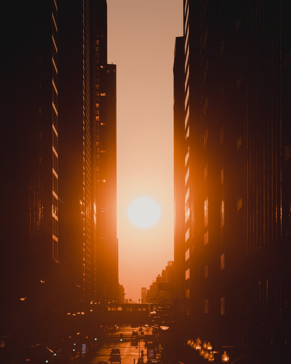 cfdanner's tweet photo. If by the grace of god you missed any of the #chicagohenge photos

Here’s my submission to the already gargantuan collection 

#Chicago #photography https://t.co/lceZ6YWEhH