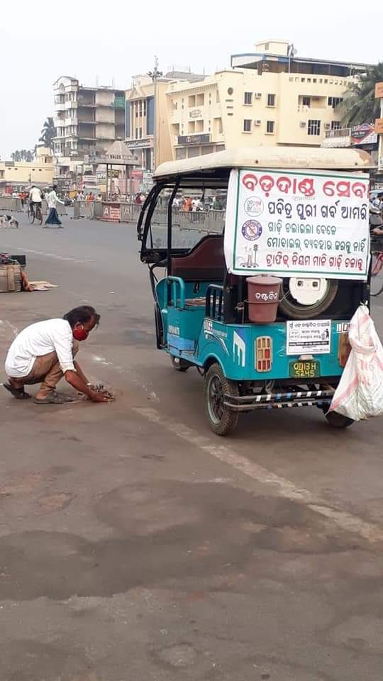 dm_puri's tweet photo. Sh Nabakishore Mallik is an auto driver in Puri. Whenever he finds time, he cleans the Bada Danda every day. 

He is a role model for Swachhata! We need more like him.

@swachhbharat @CMO_Odisha @SwachhBharatGov https://t.co/2RTqfKXihP