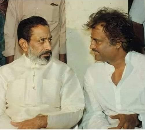 என்னை வாழ வைத்த தெய்வங்கள்னு சொல்றது ரஜினியின் பெருந்தன்மைஉண்மையில் நம்ம தான் வாழ வச்சோமா? LIC தெருக்களில் சுத்தி திரியும் போது,மக்கள், ரசிகர்கள் உதவி பண்ணோமா?1977-1979 வருடதுக்கு 21 படங்கள்.தமிழ்நாட்டில் அவ்ளோ நடிகர்களில் ஏன் ஒருவரை மட்டும் சூப்பர் ஸ்டார் ஆக்கினோம்?(1/4)