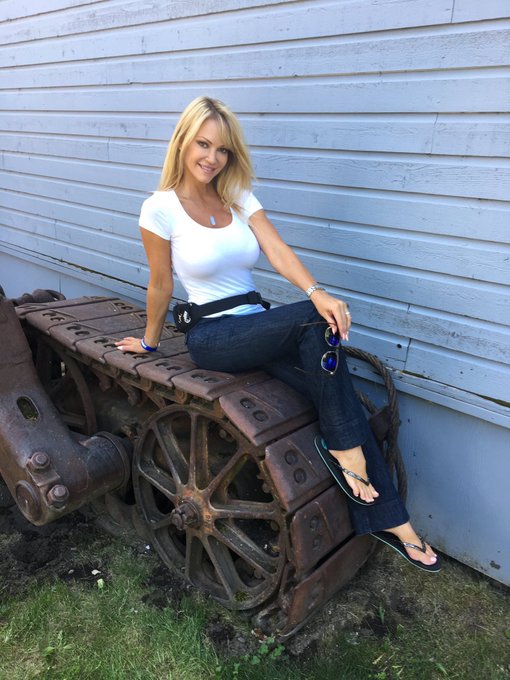 It&rsquo;s chill o&rsquo;clock! #ManicMonday Know when to call it a day!😁 https://t.co/f7wOSPO4ys<a href="/tag/manicmonday"class="tags">#ManicMonday</a>