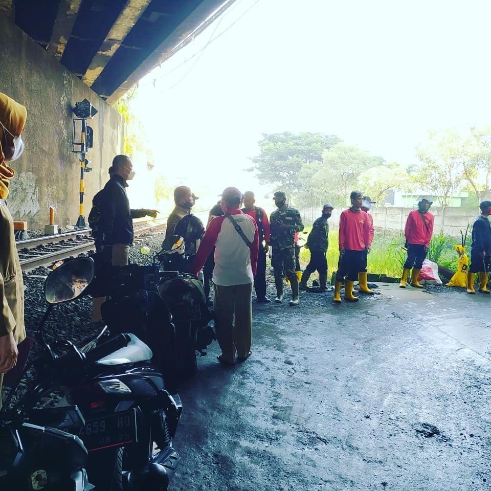 SatgasCitarum's tweet photo. sebagian oknum masyarakat yang membuang sampah ke kolong jembatan
Info by: Kelurahan Babakan Penghulu
#JabarJuara #JabarJuaraLahirBatin #JabarKita #citarum #citarumharum #sungaicitarum #citarumharumjuara #satgascitarum #diskominfojabar #dascitarum #jawabarat https://t.co/Pr23Oxam7M