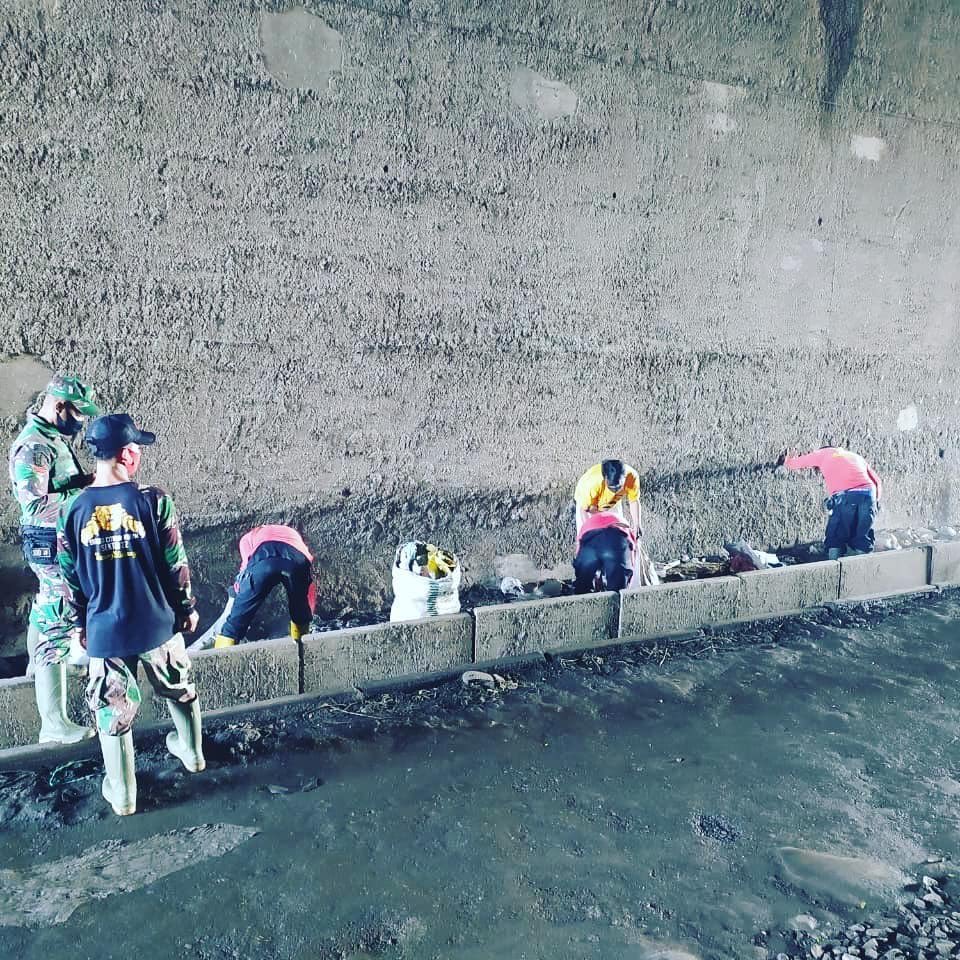 SatgasCitarum's tweet photo. sebagian oknum masyarakat yang membuang sampah ke kolong jembatan
Info by: Kelurahan Babakan Penghulu
#JabarJuara #JabarJuaraLahirBatin #JabarKita #citarum #citarumharum #sungaicitarum #citarumharumjuara #satgascitarum #diskominfojabar #dascitarum #jawabarat https://t.co/Pr23Oxam7M