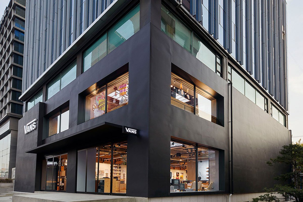 HARMAN_Pro's tweet photo. Treating guests to a one-of-a-kind shopping experience, South Korea's VANS Brand Showcase Store hired TechDataPS Co., Ltd. to design and install a cutting-edge HARMAN Professional networked audio solution.

Learn more: https://t.co/RWso4XYKpP

#HARMANExperienceAPAC https://t.co/CVEY78R2l0