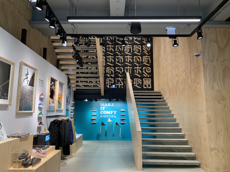 HARMAN_Pro's tweet photo. Treating guests to a one-of-a-kind shopping experience, South Korea's VANS Brand Showcase Store hired TechDataPS Co., Ltd. to design and install a cutting-edge HARMAN Professional networked audio solution.

Learn more: https://t.co/RWso4XYKpP

#HARMANExperienceAPAC https://t.co/CVEY78R2l0